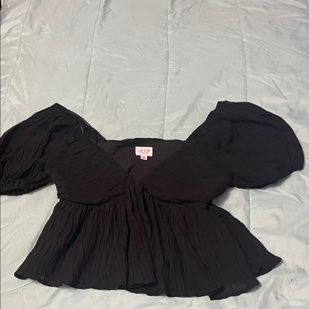 Le Lis Black Puff-Sleeve V-Neck Peplum Top